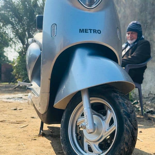 Metro M6 ev scooter 8