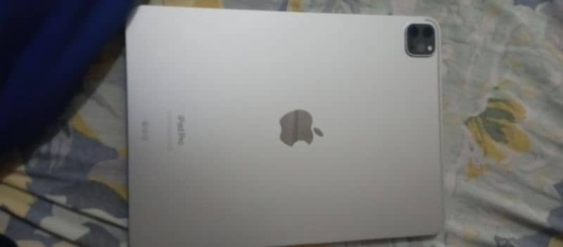 Ipad M2 pro 128 11"  10/10 condition. 1