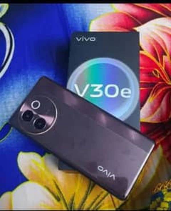 Vivo V30e 5g 10 by 10 warranty upto July 2025 full box exchange posibl 0