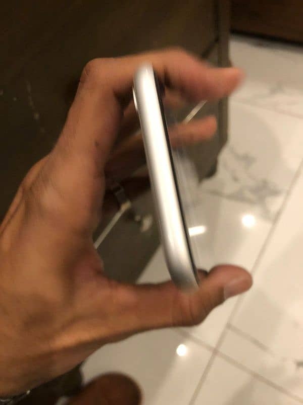 iPhone XR  New condition 6