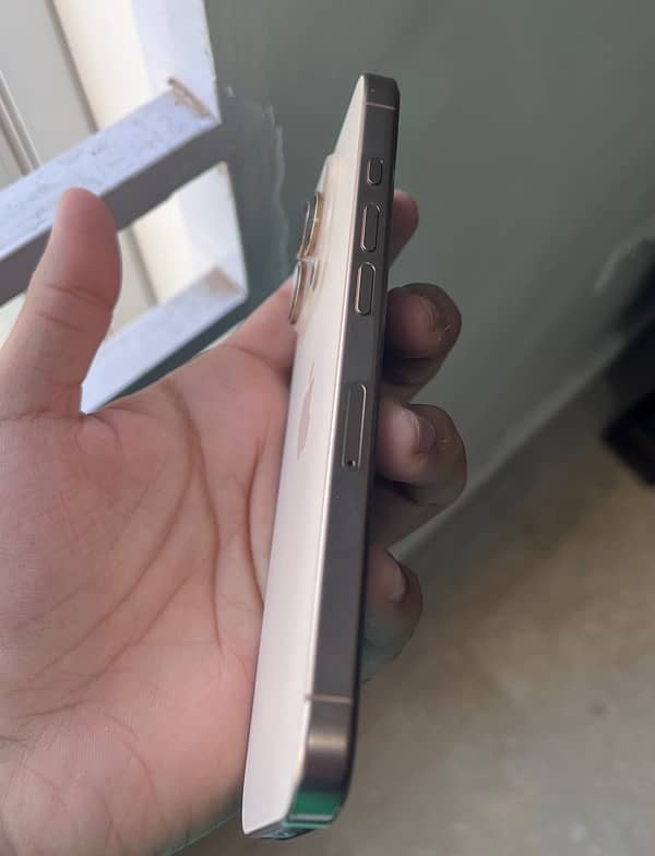 IPHONE 16pro factory unlocked (non-pta) 1