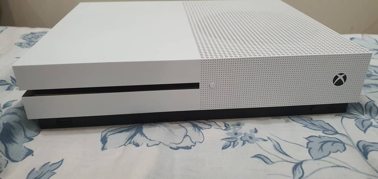 Xbox One S 1 TB Bought From Saudi Arabia for 1200 SAR used for a week 1