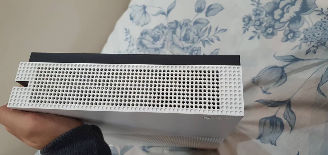 Xbox One S 1 TB Bought From Saudi Arabia for 1200 SAR used for a week 5