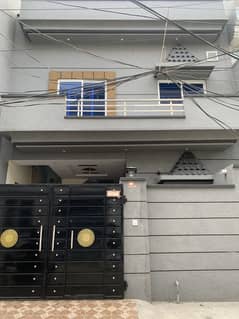 5 marla triple story brand new house for sale in johar town near to G1 (owner needed) 6bed (0rignal pictures) Gas available  Triple kitchen  Hot location  Main apporced