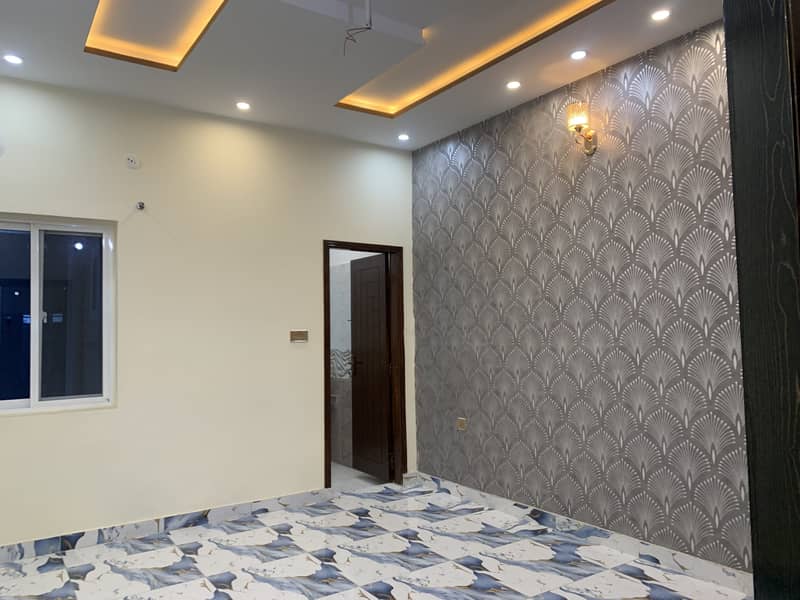 5 marla triple story brand new house for sale in johar town near to G1 (owner needed) 6bed (0rignal pictures) Gas available  Triple kitchen  Hot location  Main apporced 1