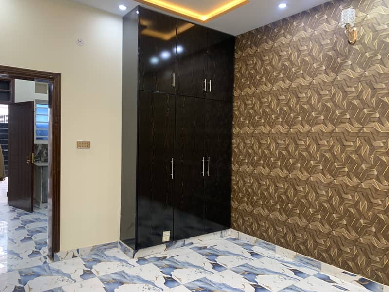 5 marla triple story brand new house for sale in johar town near to G1 (owner needed) 6bed (0rignal pictures) Gas available  Triple kitchen  Hot location  Main apporced 3