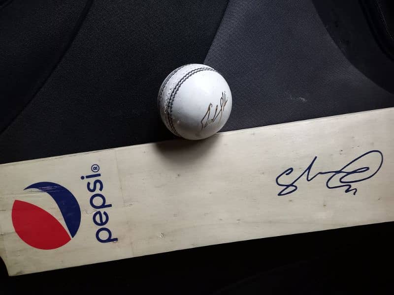 shaheen afridi signed bat & ball 2