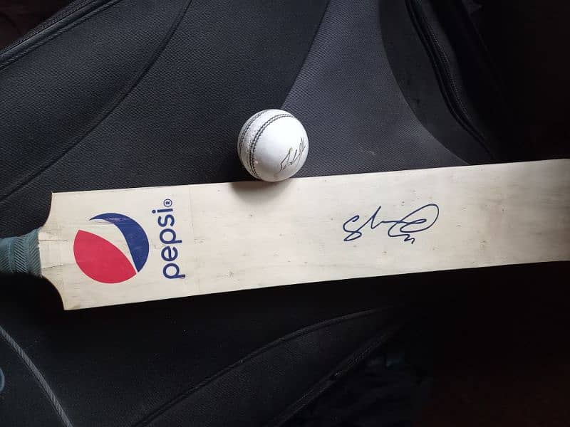 shaheen afridi signed bat & ball 3