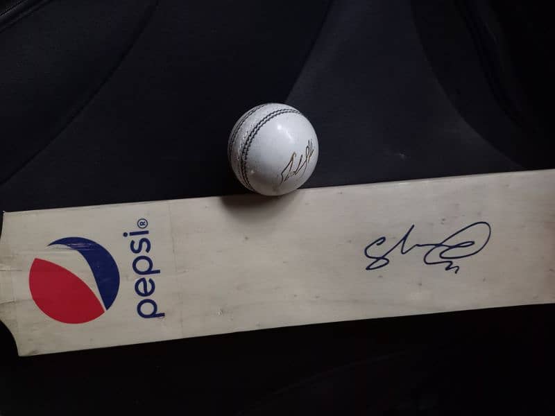 shaheen afridi signed bat & ball 4