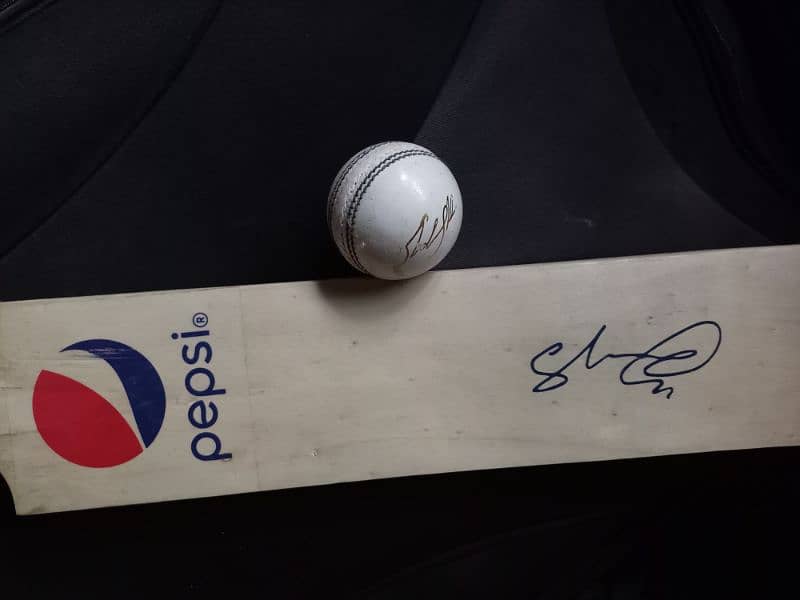 shaheen afridi signed bat & ball 5