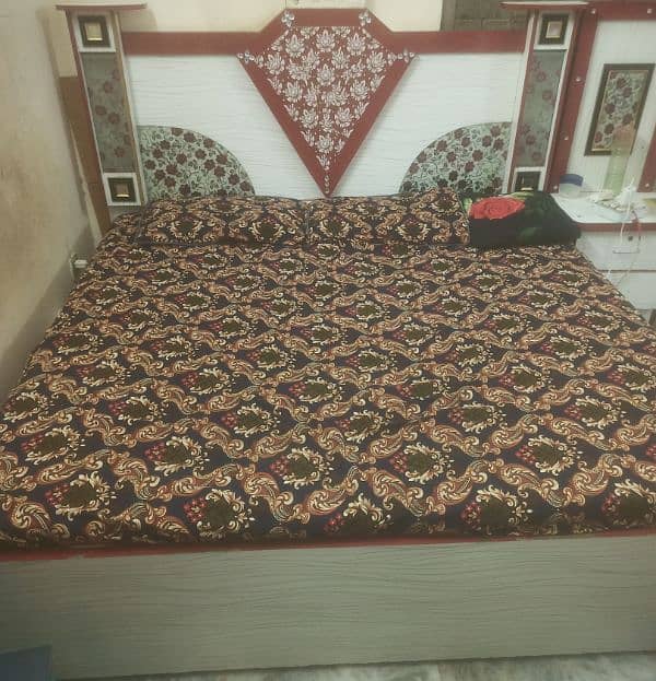 Queen size bed for sale 0