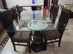 6 seater wooden modern dining table in mint condition