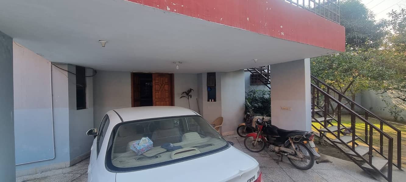 1 Kanal Corner House Prime Location 1