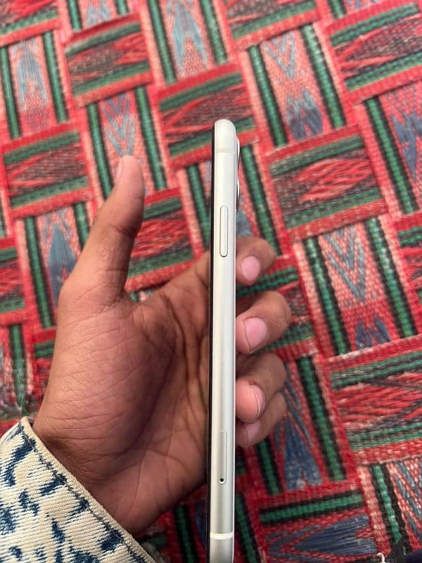 IPHONE 11 64 GB 10/10 CONDITION  WATER PACK WHITE COLOUR 2