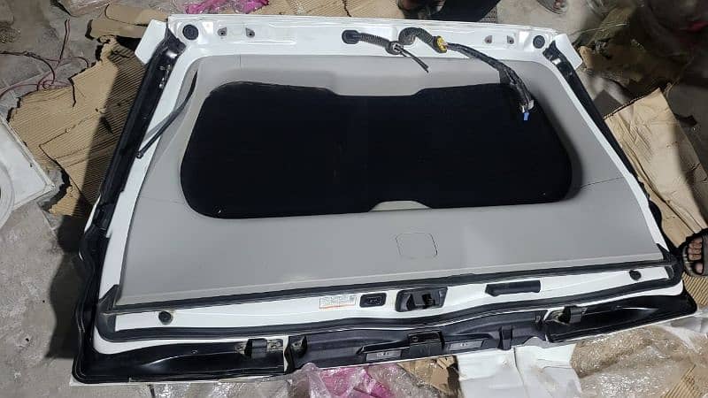 Lexus LX570 back door 3