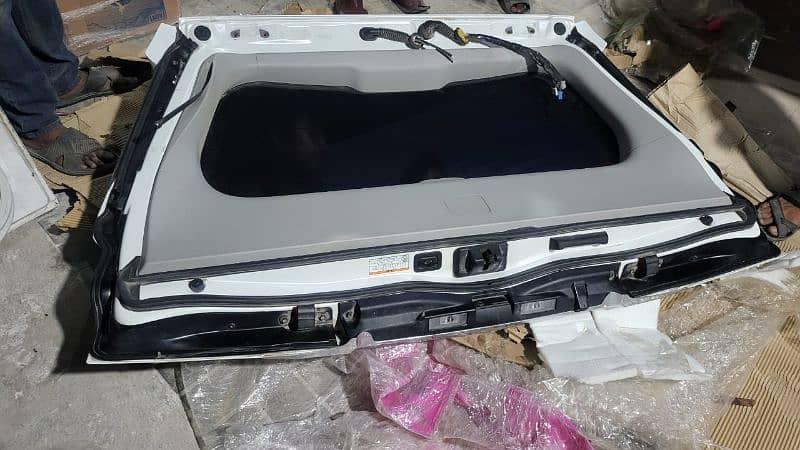 Lexus LX570 back door 4