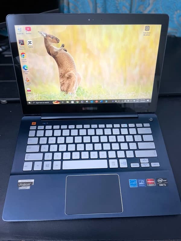 Samsung ATIV Book 7 (NP740U3E) 1