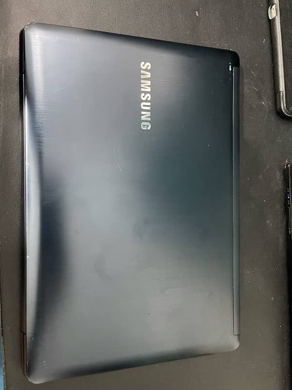 Samsung ATIV Book 7 (NP740U3E) 3