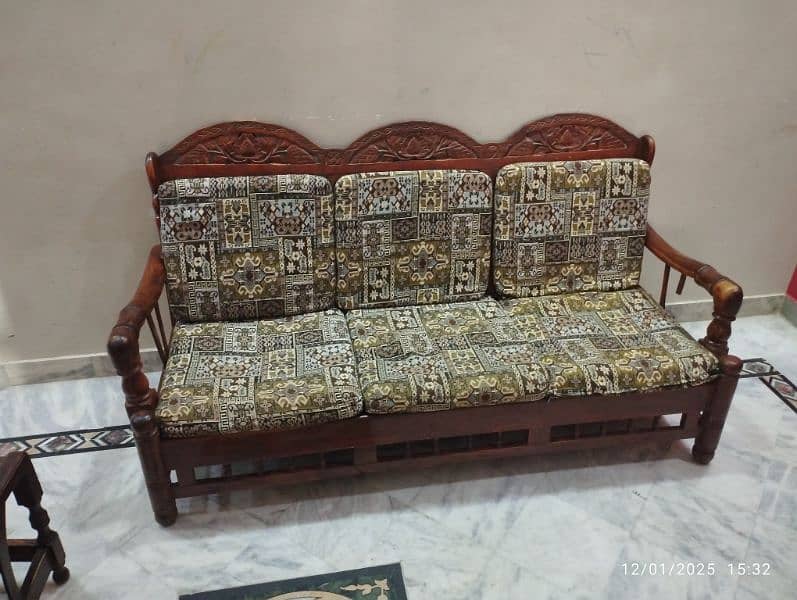 5- Seater Wood sofa set good condition 1