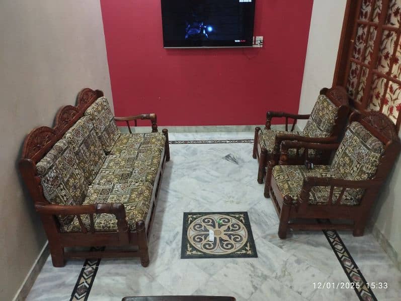 5- Seater Wood sofa set good condition 2