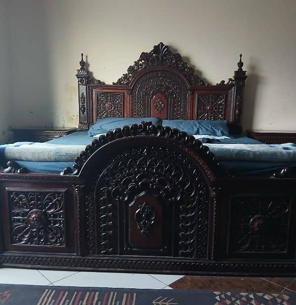 Victorian wooden bed set. 0