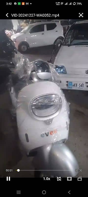 evee NISA scooty white 0