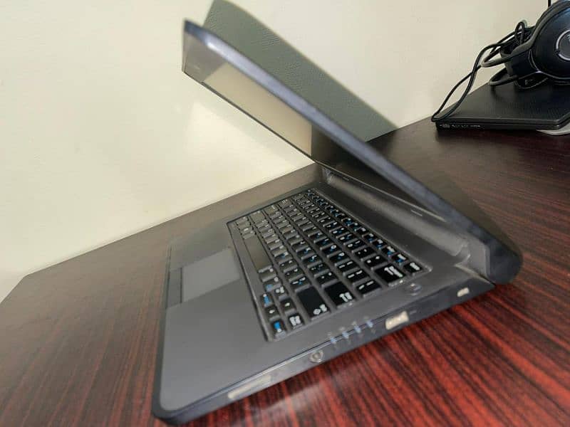 Dell Latitude 3350 2