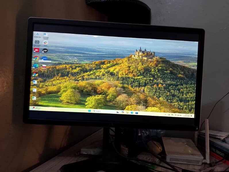 24 inch Dell LCD with Cable 1