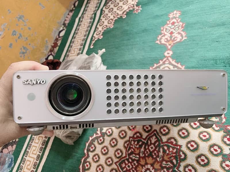 sanyo japanese multimedia projector 0