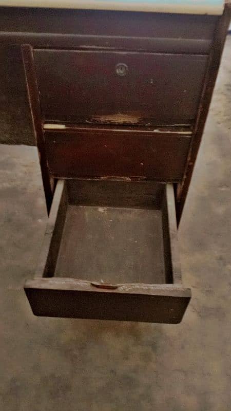 doctor table used condition 3