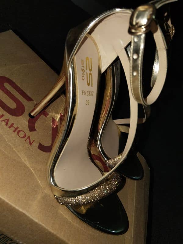 Stylo golden heels 2