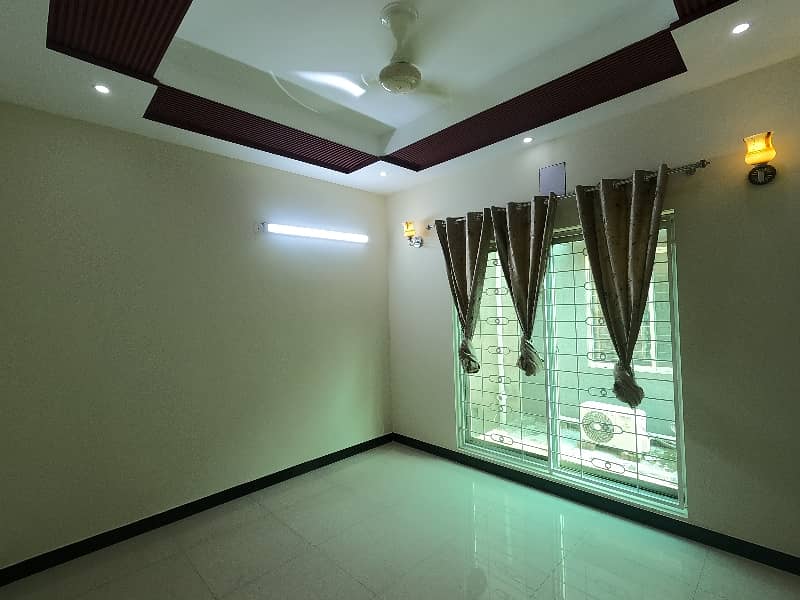 Spacious House Is Available For Sale In Ideal Location Of Bahria Town - Block AA 17