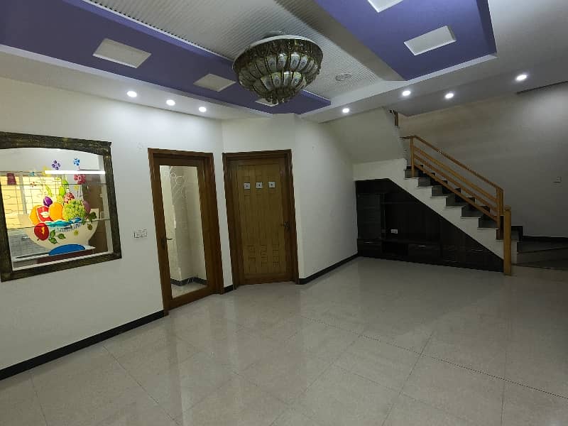 Spacious House Is Available For Sale In Ideal Location Of Bahria Town - Block AA 28