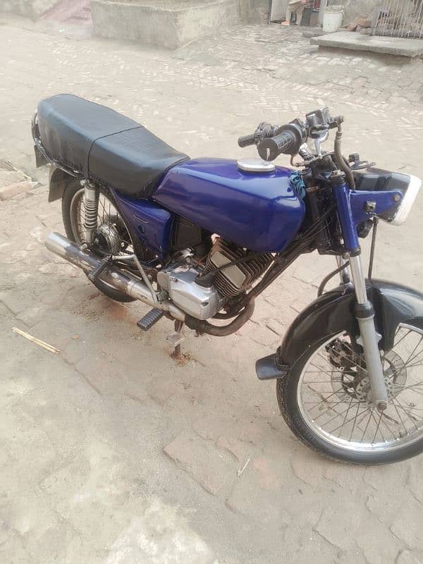 Kawasaki bike sale. . . Blue clr And 88 moddle. . . condition 10by9 0