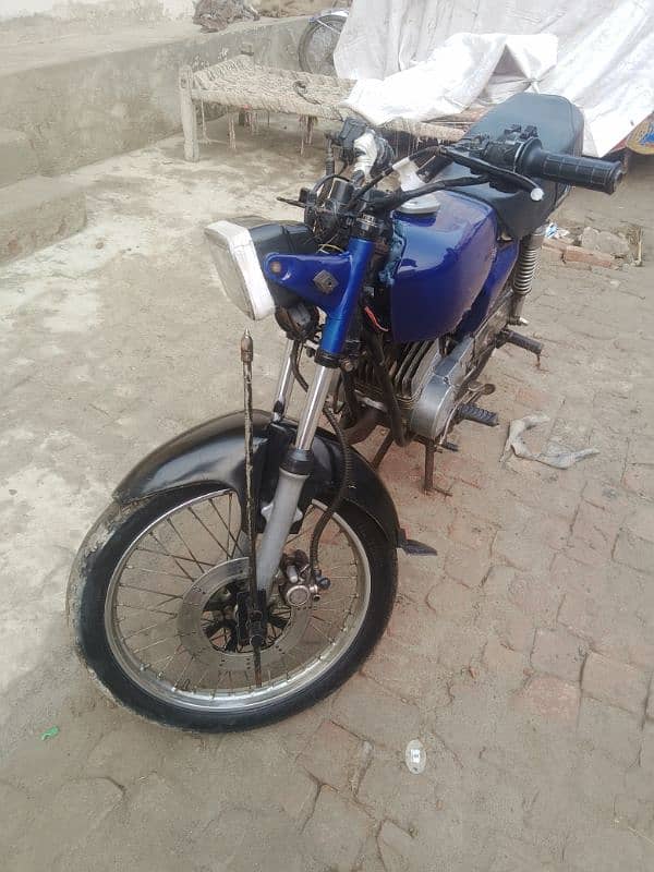 Kawasaki bike sale. . . Blue clr And 88 moddle. . . condition 10by9 2