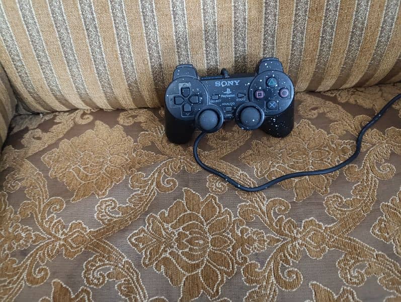 PS2 , 1 remote, 1 memory card, power cable, AV cable 6