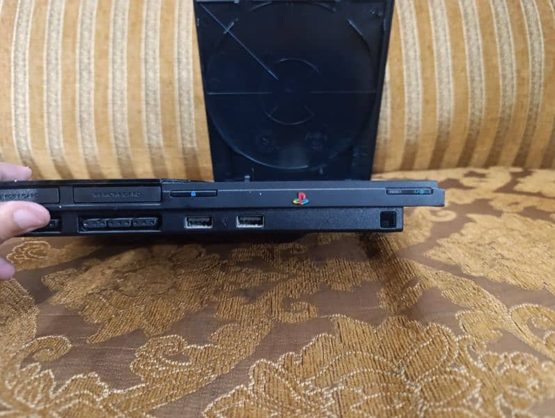 PS2 , 1 remote, 1 memory card, power cable, AV cable 9