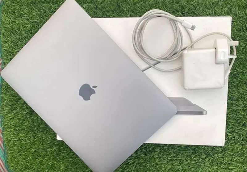 APPLE MACKBOOK PRO 2017 { 8/256GB } Good con. . WhatsApp (03274117805) 0