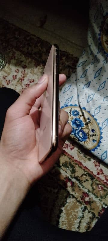 iphone xs gold 10/10 bettry 76 condition time pass dur rhe 5