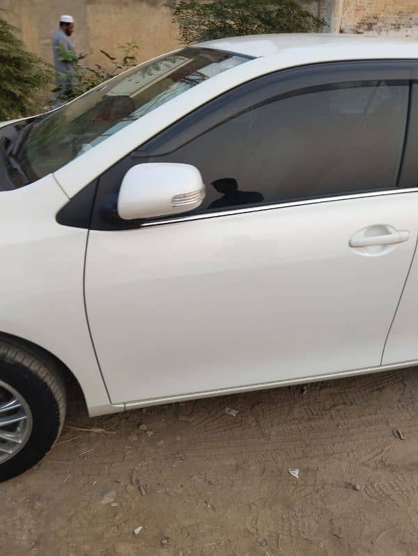 Toyota Corolla Axio 2010 Pearl White 8