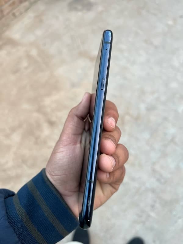 LG G8x thinq 6/128 back broken 9/10 5