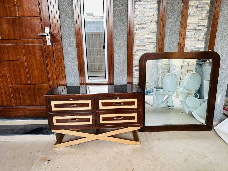 dressing table in good condition 0