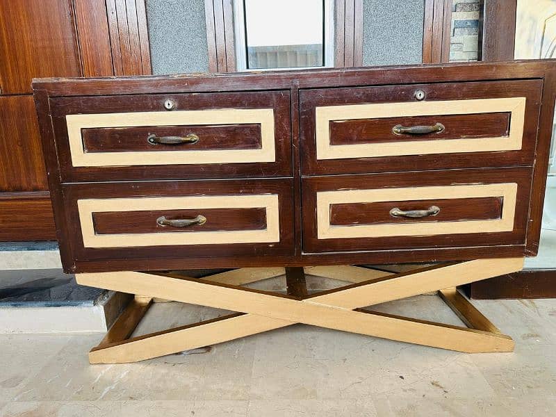 dressing table in good condition 1