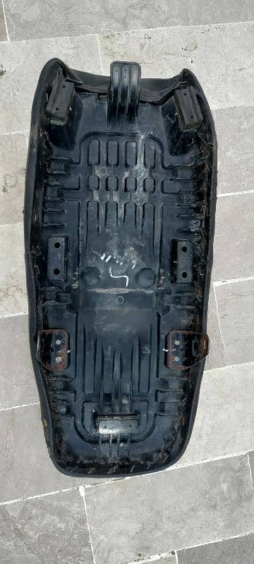 Suzuki GS150 Original Seat in Good Condition 1