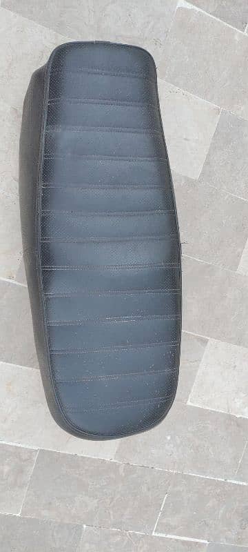 Suzuki GS150 Original Seat in Good Condition 2