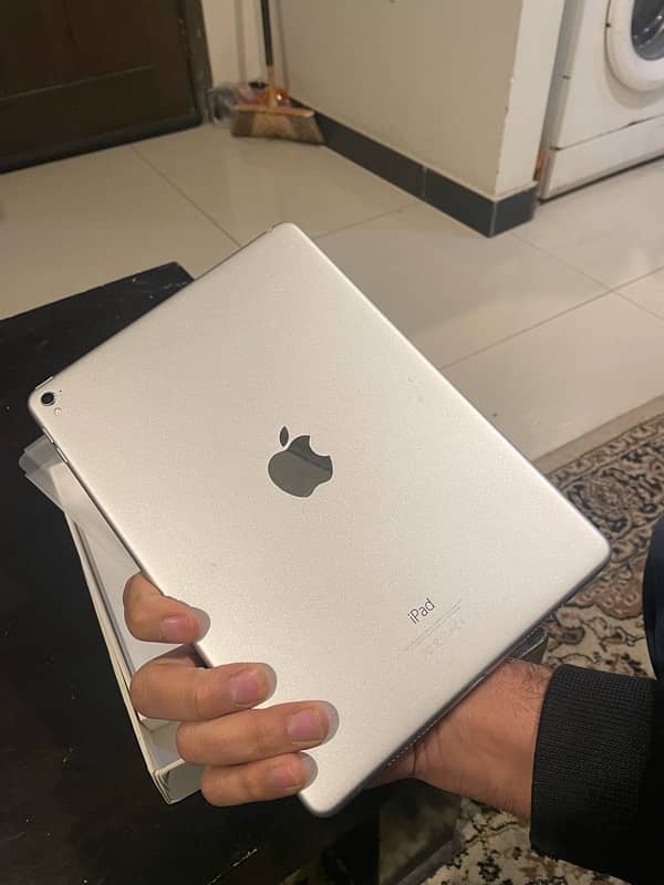 Almost New iPad Pro 128 GB box 2016 3