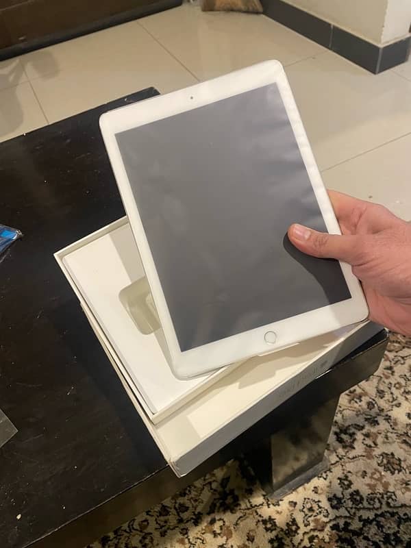 Almost New iPad Pro 128 GB box 2016 5