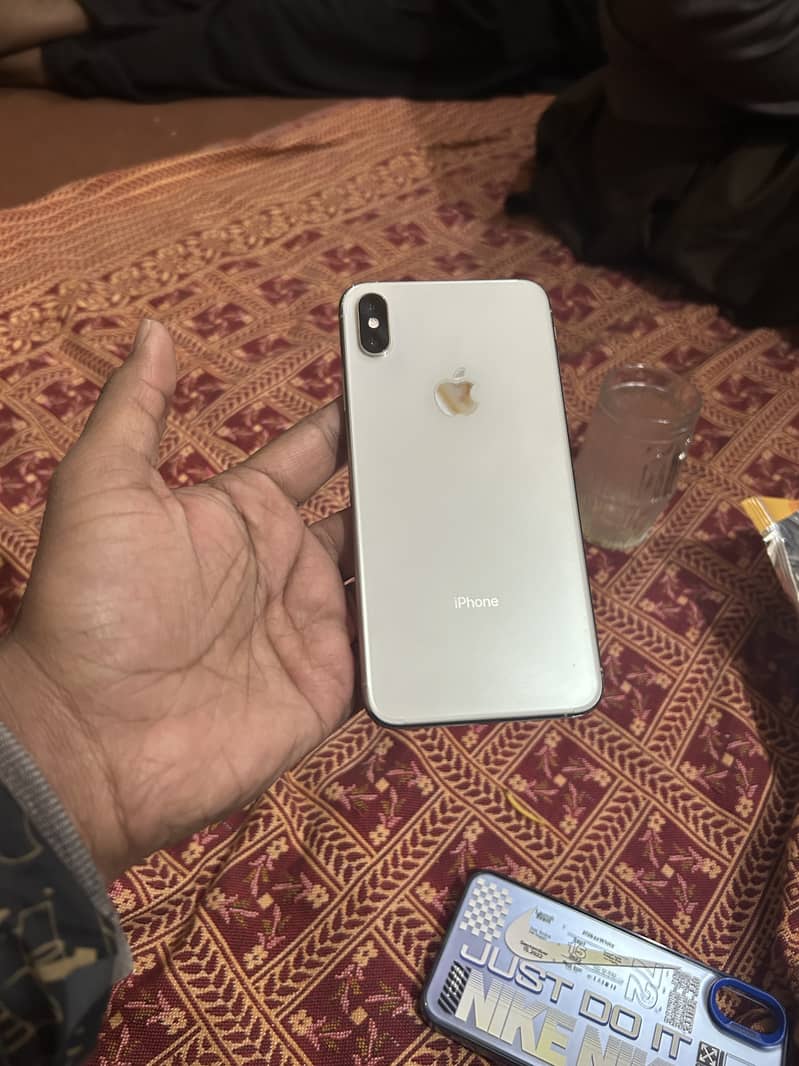 Apple iPhone XS Max 10