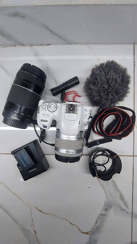 Canon EOS 200D White Edition Used with vLog kit 0