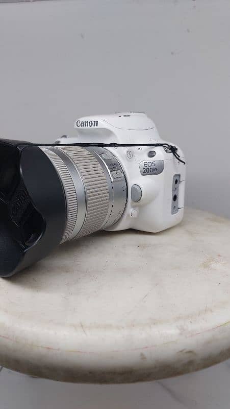 Canon EOS 200D White Edition Used with vLog kit 3